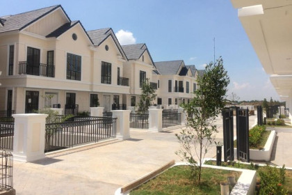 Rumah 2Lantai Hook Lebar 11m Lavon Swan City Cikupa Tangerang